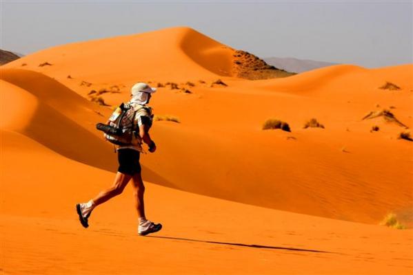 Un concurrent dans les dunes